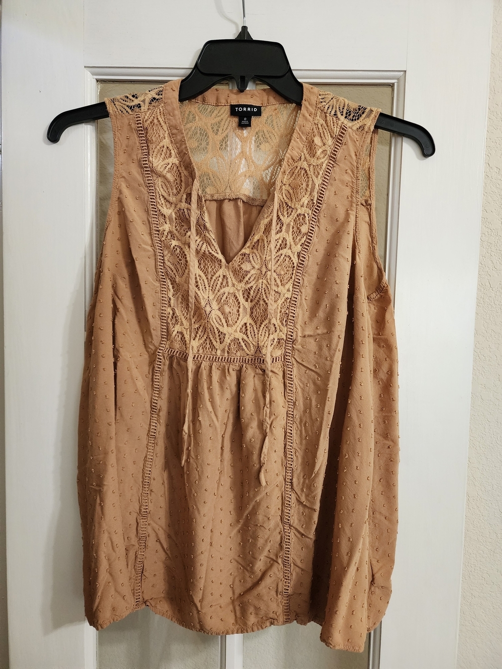 Torrid Size 0 Tan Swiss Dot Lace Inset Sleeveless Tie Neck Boho Blouse